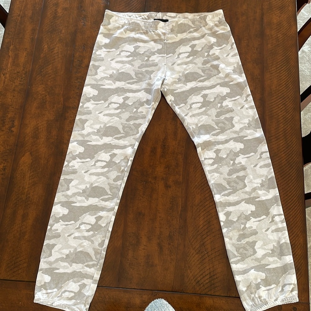 Monrow lightweight camouflage sweatpants brand new with tag never worn women’s L